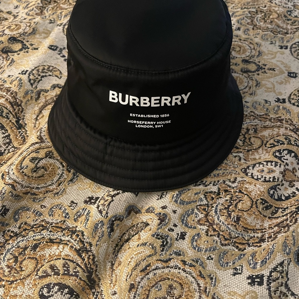 Burberry bucket hat